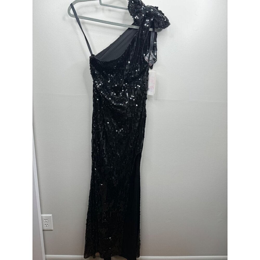 Mac Duggal Black One-Shoulder Sequin Maxi Gown - Picture 2 of 8